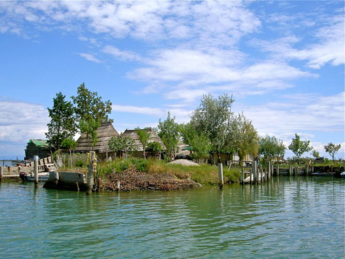 Storia di Venezia - Casoni in canna nella Laguna di Grado