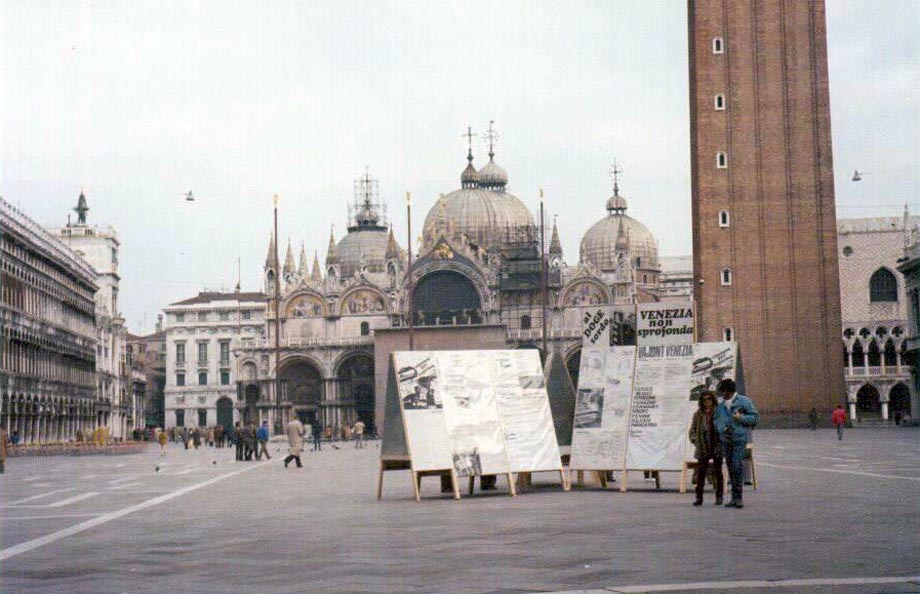 Installazione informativa di Ottavio Spagnuolo in Piazza San Marco a Venezia