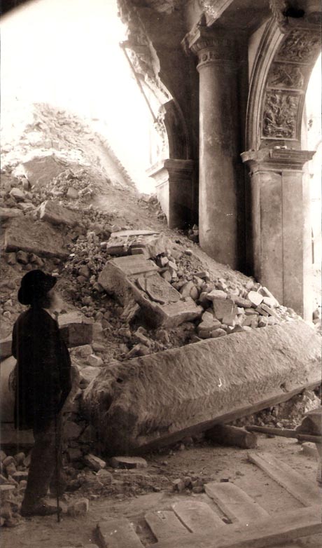 Storia di Venezia, Macerie del Campanile di San Marco nel porticato della Libreria Sansoviniana, Venezia 1902